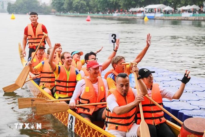 Sự góp mặt các vận động viên quốc tế tạo điểm nhấn đặc biệt Giải Bơi chải thuyền rồng - ván SUP Hà Nội mở rộng năm 2026 trên Hồ Tây. (Ảnh: Khánh Hòa/TTXVN)