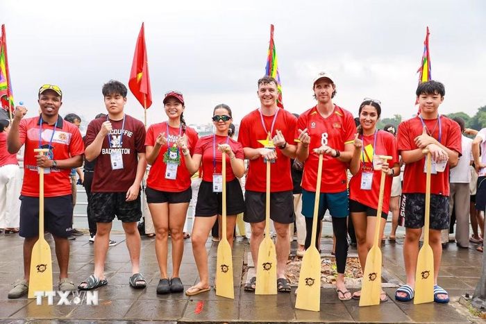 Giải Bơi chải thuyền rồng - ván SUP Hà Nội mở rộng năm 2026 với sự tham gia của gần 900 vận động viên. (Ảnh: Khánh Hòa/TTXVN)