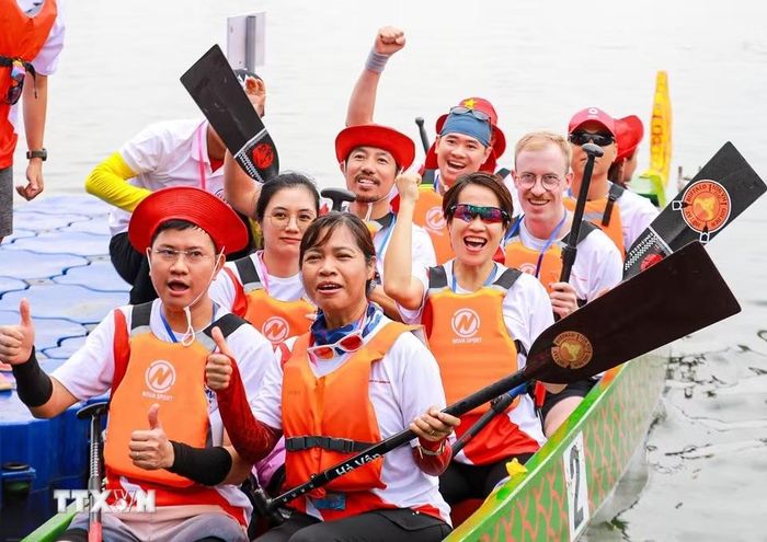 Sự góp mặt các vận động viên quốc tế tạo điểm nhấn đặc biệt Giải Bơi chải thuyền rồng - ván SUP Hà Nội mở rộng năm 2026 trên Hồ Tây. (Ảnh: Khánh Hòa/TTXVN)