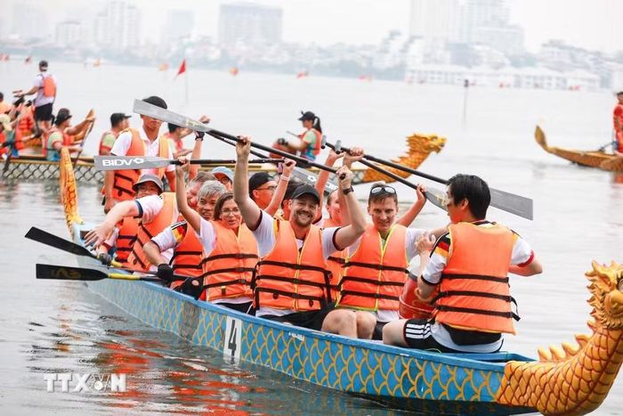 Sự góp mặt các vận động viên quốc tế tạo điểm nhấn đặc biệt Giải Bơi chải thuyền rồng - ván SUP Hà Nội mở rộng năm 2026 trên Hồ Tây. (Ảnh: Khánh Hòa/TTXVN)