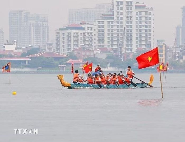 Cuộc đua diễn ra quyết liệt khi các đội liên tục bám đuổi, tạo nên những khoảnh khắc kịch tính trên mặt nước Hồ Tây. (Ảnh: Khánh Hòa/TTXVN)