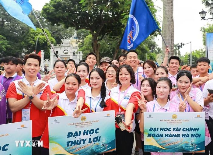 Giải Bơi chải thuyền rồng - ván SUP Hà Nội mở rộng năm 2026 với sự tham gia của gần 900 vận động viên. (Ảnh: Khánh Hòa/TTXVN)