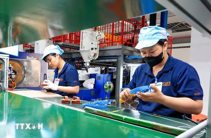 Công nhân hoàn thiện sản phẩm, duy trì đà tăng trưởng công nghiệp. (Ảnh: Đồng Thúy/TTXVN)