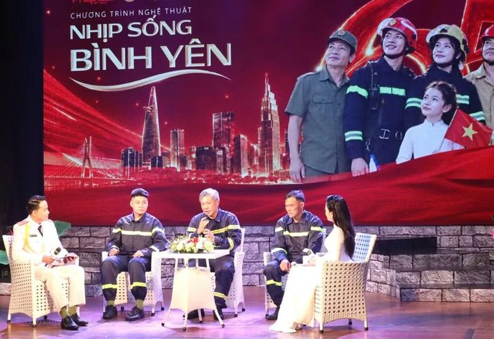  Trung tá Huỳnh Nguyên Thuận (giữa), cán bộ Phòng Cảnh sát PCCC&CNCH, Công an TP Hồ Chí Minh chia sẻ tại chương trình. (Ảnh: PV/Vietnam+) 
