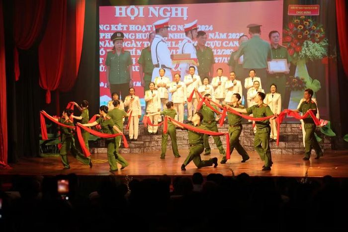 Tiết mục nghệ thuật “Nhịp sống bình yên” góp phần tái hiện những chặng đường cống hiến, hy sinh của lực lượng Cảnh sát Phòng cháy chữa cháy và cứu nạn, cứu hộ. (Ảnh: PV/Vietnam+)
