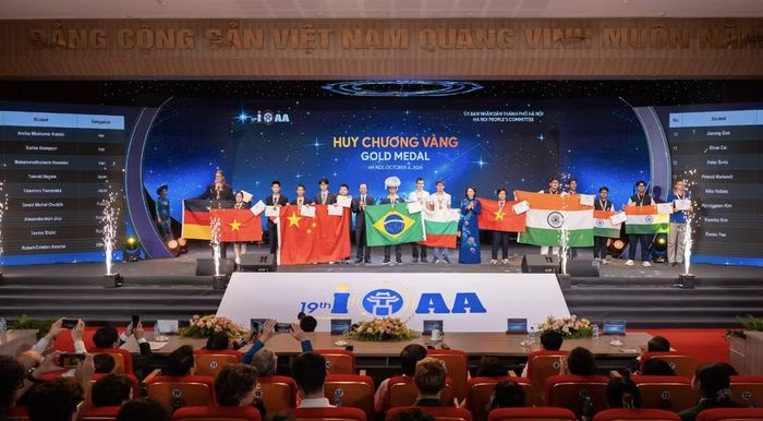 Ban tổ chức trao huy chương Vàng cho các thí sinh. (Ảnh: Vietnam+)
