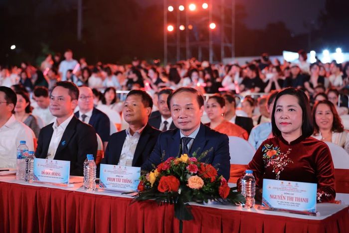 Phó Chủ tịch Quốc hội Nguyễn Thị Thanh và các đại biểu dự lễ bế mạc. (Ảnh: Phạm Tuấn Anh/TTXVN)