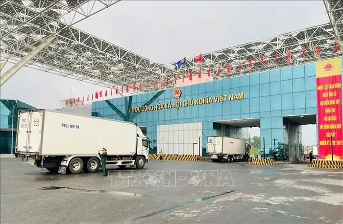 Các xe hàng nối đuôi nhau thông quan qua cầu Bắc Luân II, Cửa khẩu quốc tế Móng Cái. Ảnh: Thanh Vân/TTXVN