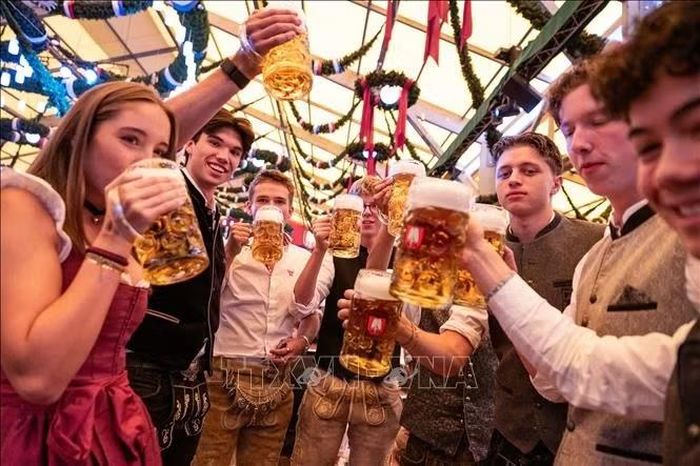 Người dân và du khách quốc tế đổ về thành phố Munich, Đức để hòa mình vào Lễ hội bia Oktoberfest, ngày 19/9/2026. Ảnh: THX/TTXVN phát