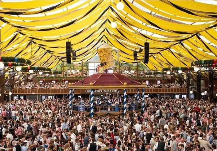 Người dân và du khách quốc tế đổ về thành phố Munich, Đức để hòa mình vào Lễ hội bia Oktoberfest, ngày 19/9/2026. Ảnh: THX/TTXVN phát