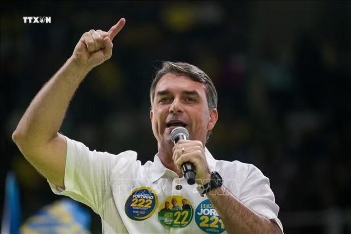 Nghị sĩ Flavio Bolsonaro trong cuộc vận động tranh cử tại thành phố Rio de Janeiro, Brazil, ngày 22/8/2026. Ảnh: THX/TTXVN phát
