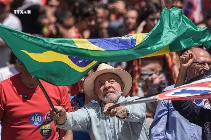 Tổng thống Brazil Lula da Silva (giữa) trong cuộc vận động tranh cử tại thành phố Sao Paulo, ngày 3/10/2026. Ảnh: THX/TTXVN phát