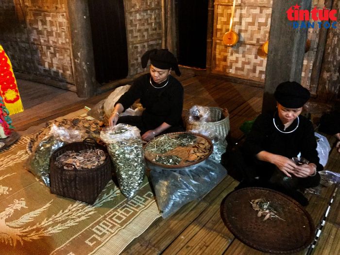 Du khách tìm hiểu cách chế biến chè và thưởng thức hương vị trà truyền thống trong những ngôi nhà sàn của làng.