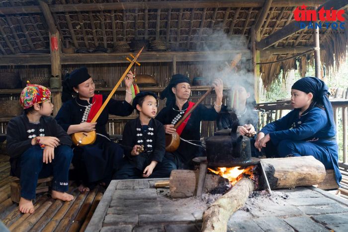 Hoạt động hát Then, đàn Tính góp phần giới thiệu và lan tỏa những giá trị văn hóa đặc sắc của đồng bào Tày.