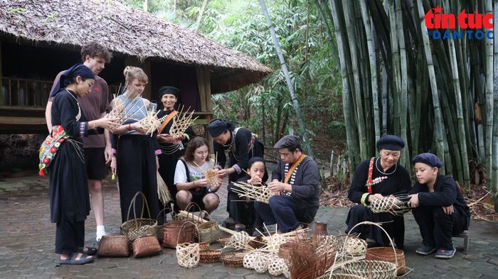 Du khách nước ngoài trải nghiệm làm giỏ mây tre đan tại Thái Hải.