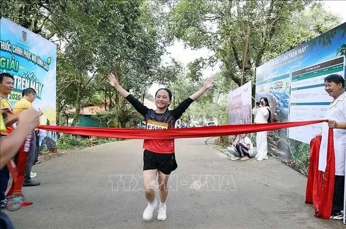 Các vận động viên về đích nội dung 5km con đường bản Sin Suối Hồ.
