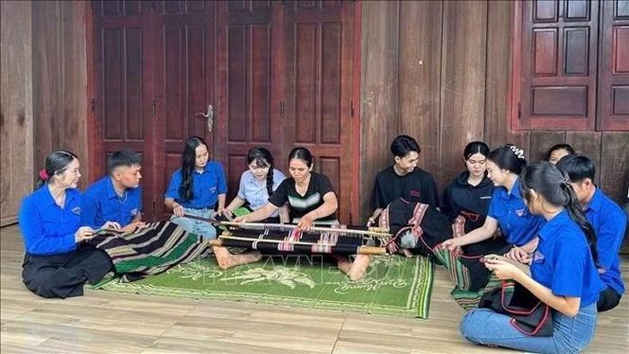 Du khách tham quan cách dệt thổ cẩm của đồng bào S'tiêng.