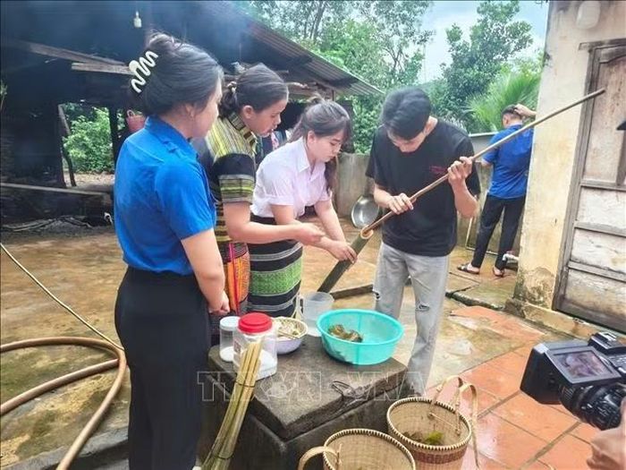 Du khách trải nghiệm chế biến canh thụt của đồng bào S'tiêng.