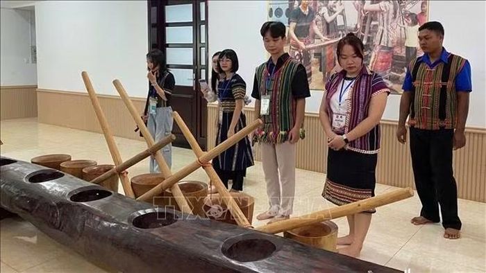 Du khách tham quan bảo tàng văn hóa dân tộc S'tiêng sóc Bom Bo.