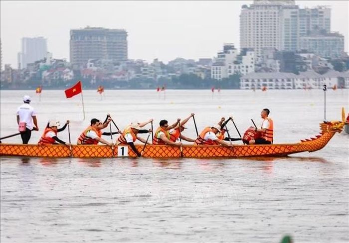 Cuộc đua diễn ra quyết liệt khi các đội liên tục bám đuổi, tạo nên những khoảnh khắc kịch tính trên mặt nước Hồ Tây. Ảnh: Khánh Hòa/TTXVN