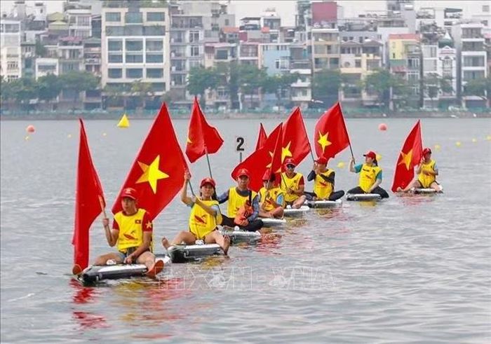 Các đội thuyền diễu hành trên mặt nước Hồ Tây, tạo nên khung cảnh sôi động trong ngày hội thể thao. Ảnh: Khánh Hoà/TTXVN