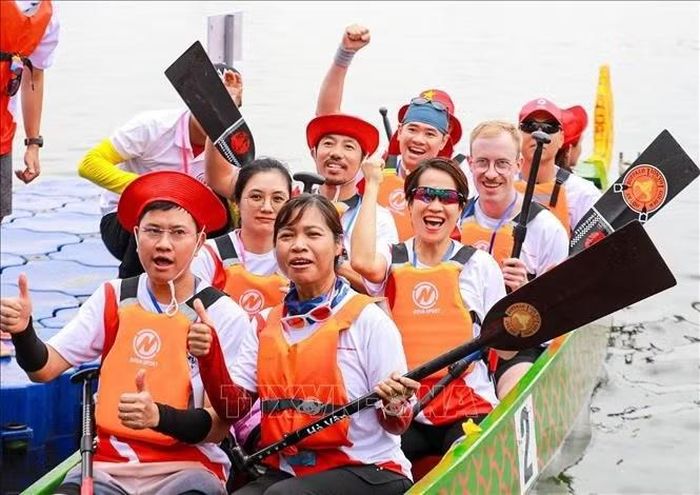 Sự góp mặt các vận động viên quốc tế tạo điểm nhấn đặc biệt Giải Bơi chải thuyền rồng - ván SUP Hà Nội mở rộng năm 2026 trên Hồ Tây. Ảnh: Khánh Hòa/TTXVN