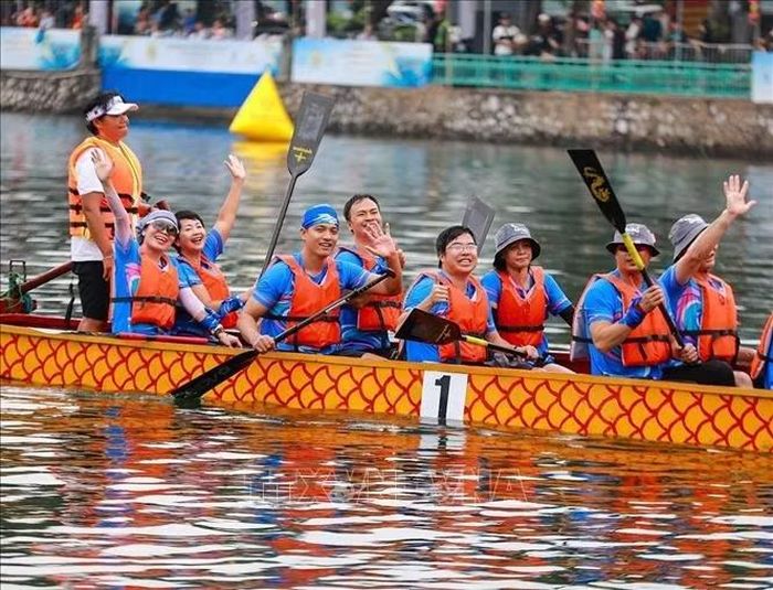 Giải Bơi chải thuyền rồng - ván SUP Hà Nội mở rộng năm 2026 với sự tham gia của gần 900 vận động viên. Ảnh: Khánh Hòa/TTXVN