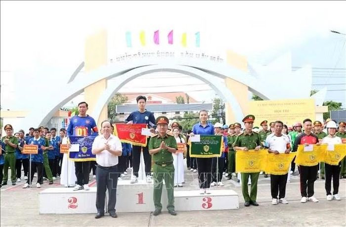 Phó Chủ tịch Thường trực UBND tỉnh An Giang Nguyễn Thanh Phong và Đại tá Huỳnh Thanh Lâm, Phó Giám đốc Công an tỉnh An Giang trao giải cho các đội thi.