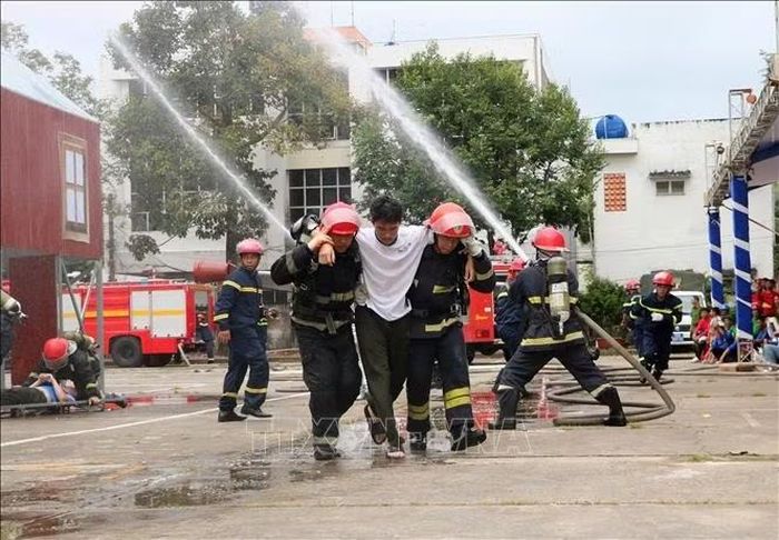 Các đội dự thi nghiệp vụ chữa cháy và cứu nạn, cứu hộ.