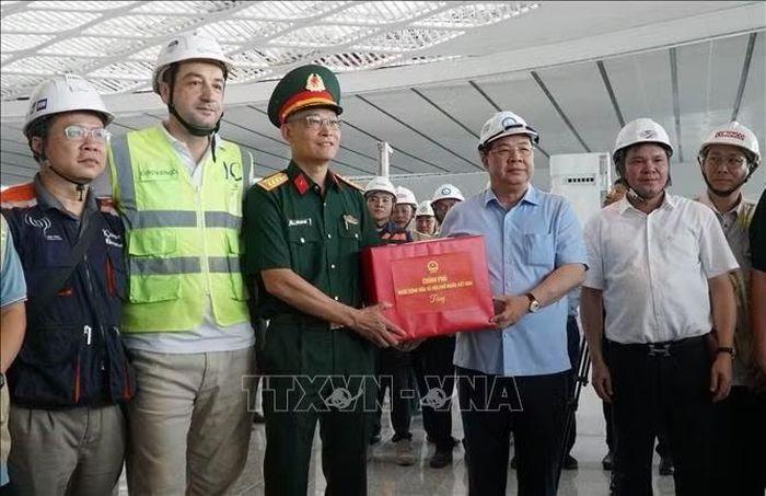 Phó Thủ tướng Thường trực Phạm Gia Túc tặng quà nhà thầu thi công Sân bay Long Thành.