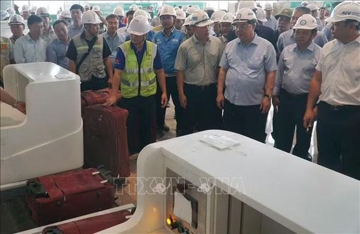 Phó Thủ tướng Thường trực Phạm Gia Túc kiểm tra việc lắp đặt quầy làm thủ tục tại nhà ga hành khách Sân bay Long Thành.