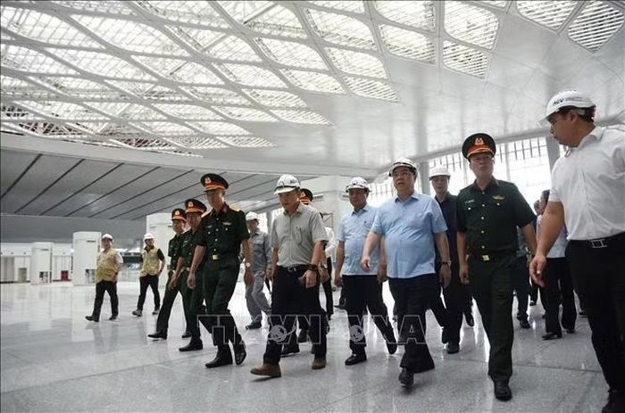 Phó Thủ tướng Thường trực Phạm Gia Túc kiểm tra bên trong Nhà ga hành khách Sân bay Long Thành.