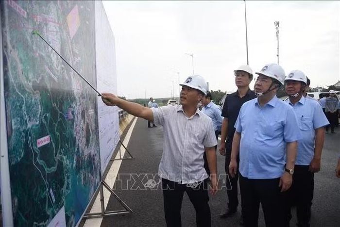 Phó Thủ tướng Thường trực Phạm Gia Túc kiểm tra các tuyến giao thông kết nối Sân bay Long Thành.