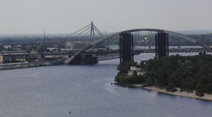 Toàn cảnh cầu Podolsko-Voskresensky và cầu Pivnichnyi ở Kiev, Ukraine ngày 27/5/2019. Ảnh: Wikimedia Commons