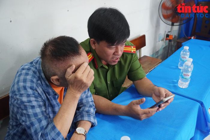 Trung tá Lê Nguyên Bình, Phó Trưởng Công an phường Thông Tây Hội hỗ trợ người dân kết nối với công an qua ứng dụng SOS.