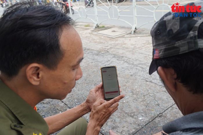 Người dân chỉ cần một chiếc điện thoại có kết nối intenet là có thể thực hiện được các dịch vụ công ngay tại nhà.