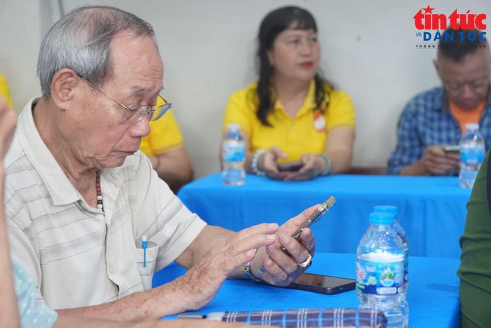 Ông Đỗ Ngọc Tám đang trải nghiệm các ứng dụng số ngay tại chương trình.