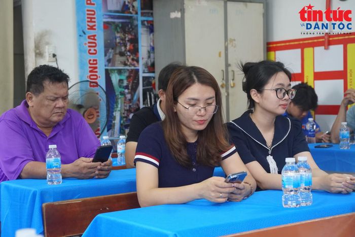 Thành viên tổ công nghệ số cộng đồng giải đáp vướng mắc trong quá trình người dân thực hành.
