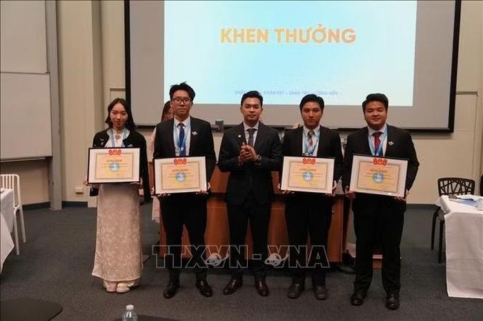 Đồng chí Huỳnh Tấn Đạt, Uỷ viên Uỷ ban Trung ương Mặt trận Tổ quốc Việt Nam, Chủ tịch Hội Sinh viên Việt Nam tại Australia (SVAU) khoá III trao Bằng khen cho các tập thể có thành tích xuất sắc trong công tác Hội và phong trào sinh viên tại Australia giai đoạn 2024-2026. Ảnh: Trung Trang/PV TTXVN tại Australia