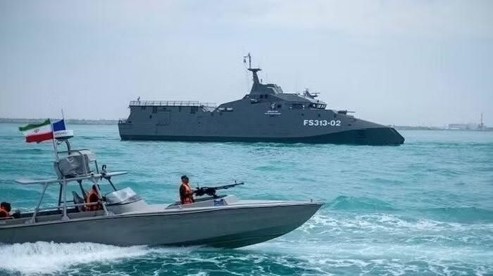 Iran áp đặt các hạn chế đối với hoạt động quá cảnh qua eo biển Hormuz, sau khi Mỹ và Israel tiến hành chiến dịch quân sự nhằm vào nước này từ ngày 28/2/2026. Ảnh: IRNA/TTXVN