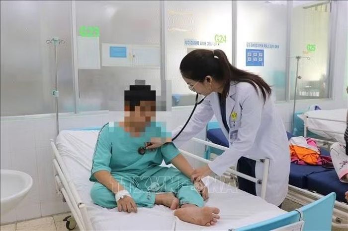 Bác sĩ Bệnh viện Nhi đồng Đồng Nai kiểm tra sức khỏe của bệnh nhi trước khi xuất viện.