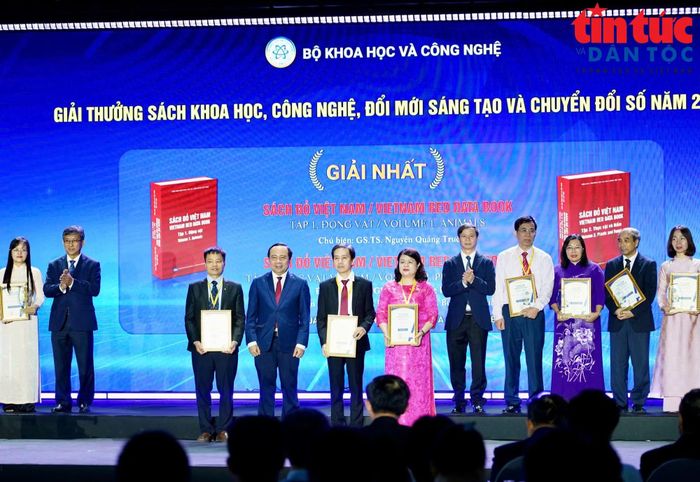 Giải Nhất thuộc về bộ "Sách Đỏ Việt Nam". Ảnh: LV