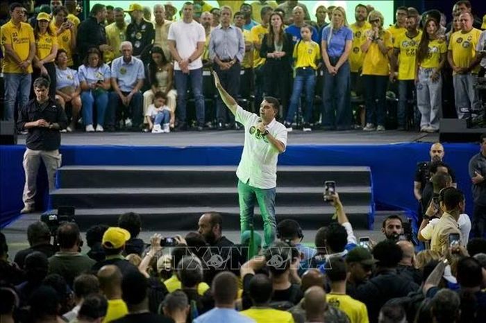 Nghị sĩ Flavio Bolsonaro trong cuộc vận động tranh cử tại thành phố Rio de Janeiro, Brazil, ngày 22/8/2026. Ảnh: THX/TTXVN phát