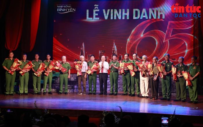 Ông Trần Văn Bảy, Phó Chủ tịch UBND TP Hồ Chí Minh vinh danh lãnh đạo và nguyên lãnh đạo PCCC &CNCH, Công an TP Hồ Chí Minh qua các thời kỳ.