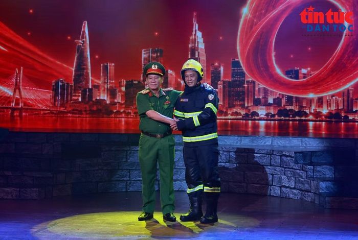 Đại tá Lê Tấn Bửu, nguyên Giám đốc Cảnh sát Phòng cháy, chữa cháy TP Hồ Chí Minh và Thượng tá Nguyễn Chí Thành, Phó Trưởng phòng Cảnh sát Phòng cháy chữa cháy và cứu nạn cứu hộ.