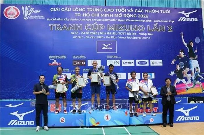 Ban tổ chức trao giấy chứng nhận, huy chương cho các vận động viên đạt thành tích cao nội dung đôi nam lứa tuổi 66-70.