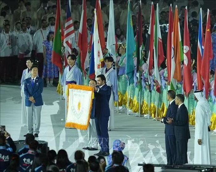 Lễ chuyển giao cờ đại hội cho Qatar, nước chủ nhà ASIAD 2030, tại lễ bế mạc ASIAD 2026 trên sân vận động Nagoya City Mizuho Park Athletic, thành phố Nagoya, Nhật Bản, ngày 4/10/2026. Ảnh: THX/TTXVN phát