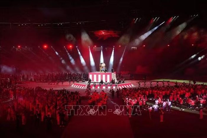 Các nghệ sĩ trình diễn tại Lễ bế mạc ASIAD 2026 trên sân vận động Nagoya City Mizuho Park Athletic, thành phố Nagoya, Nhật Bản, ngày 4/10/2026. Ảnh: THX/TTXVN phát
