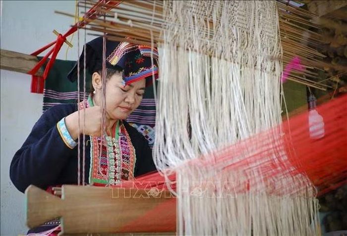 Nghề dệt thổ cẩm đòi hỏi sự tỉ mỉ, kiên trì và khéo léo. Ảnh: Xuân Tư/TTXVN
