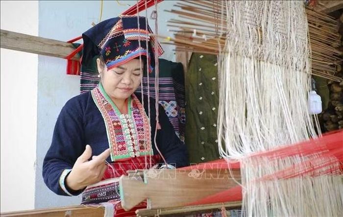 Chị Lò Thị Vân, bản Pa Xa Lào, xã Thanh Yên, chăm chút từng đường dệt trên khung cửi. Ảnh: Xuân Tư/TTXVN
